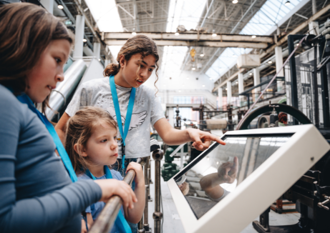 3 leerlingen in de machinehal van Oyfo