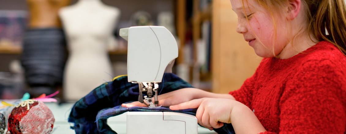 Meisje achter een naaimachine
