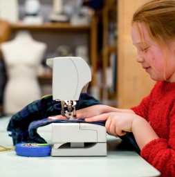 Meisje achter een naaimachine