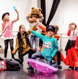 Kinderen die toneel spelen 
