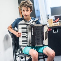 jongen spelend op de accordeon